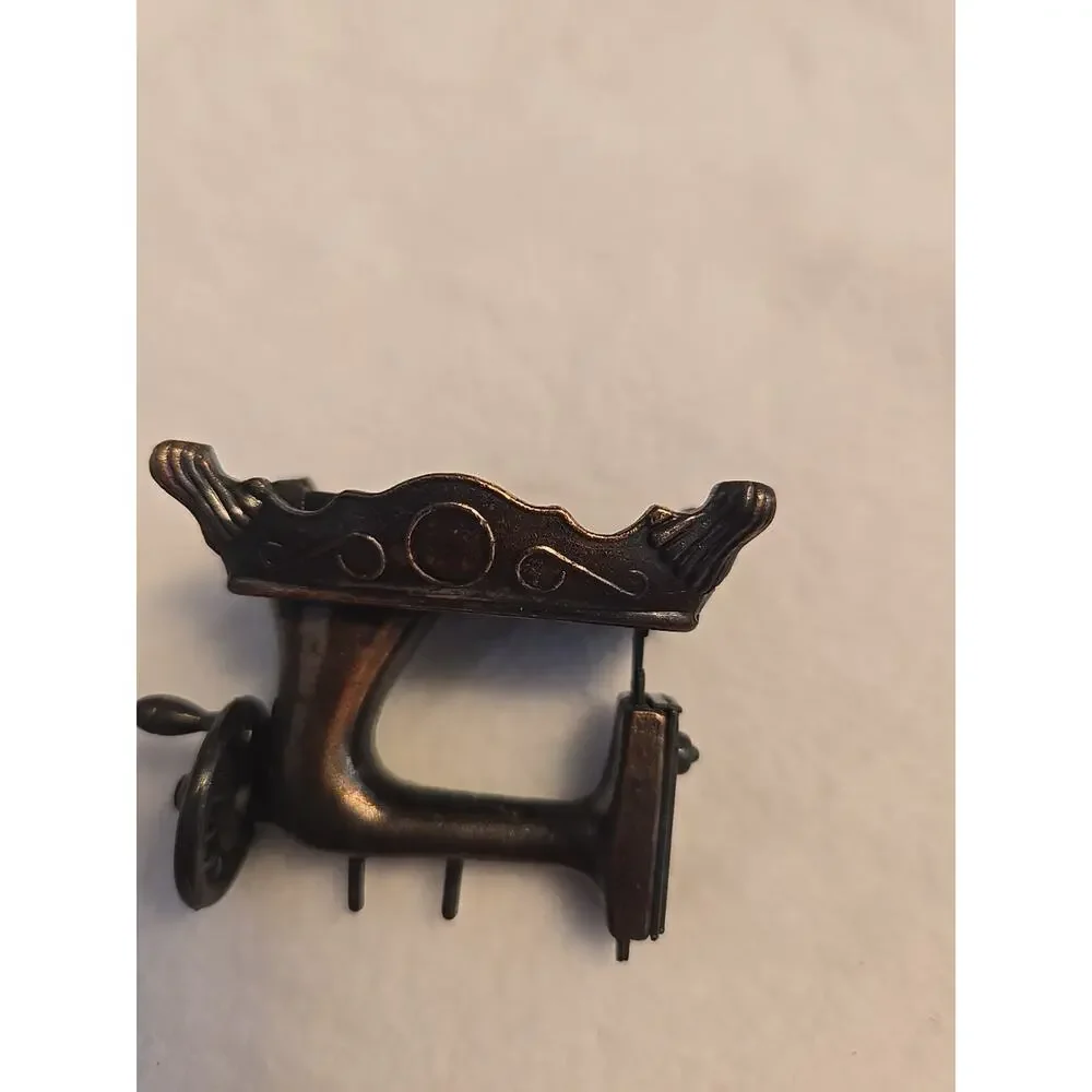 Vintage Playme Die Cast Mini Sewing Machine Pencil Sharpener